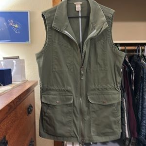 Duluth Trading vest with collar. 6 pockets. Sturdy fabric.